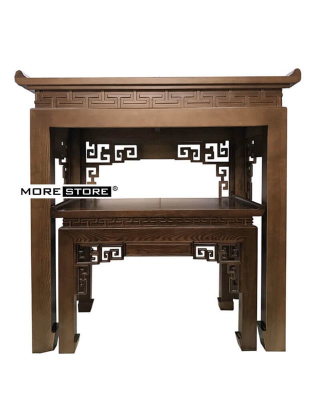 Mẫu bàn thờ đẹp màu nâu trầm với bàn thờ con để mâm cơm, hoa quả mang đến vẻ đẹp sang trọng cho không gian căn phòng.