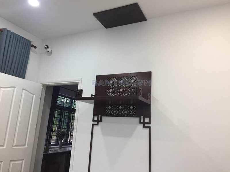 Hình ảnh thực tế mẫu bàn thờ đẹp màu nầu trầm với đường nét hoa văn tinh tế, cuốn hút mọi ánh nhìn.